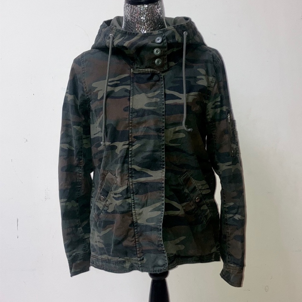 American Eagle Outfitters Camo “LOVE” Jacket Medium